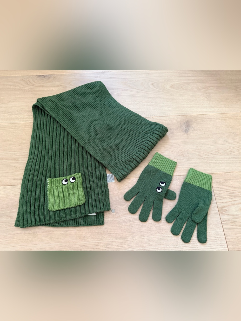 Anya Hindmarch X Uniqlo Green Knit Scarf and Mittens Set with Playful Eyes - Picture 2 of 4